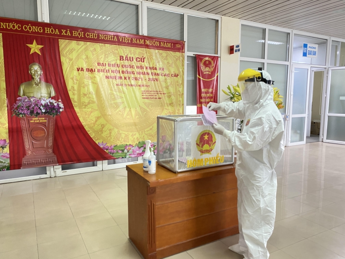 Để đảm bảo an toàn cho hơn 2.200 cử tri đang cách ly tại bệnh viện bầu cử, Bệnh viện K (Hà Nội) tổ chức bỏ phiếu theo từng giờ, từng khoa, trong mỗi khoa lại tổ chức theo từng buồng bệnh...