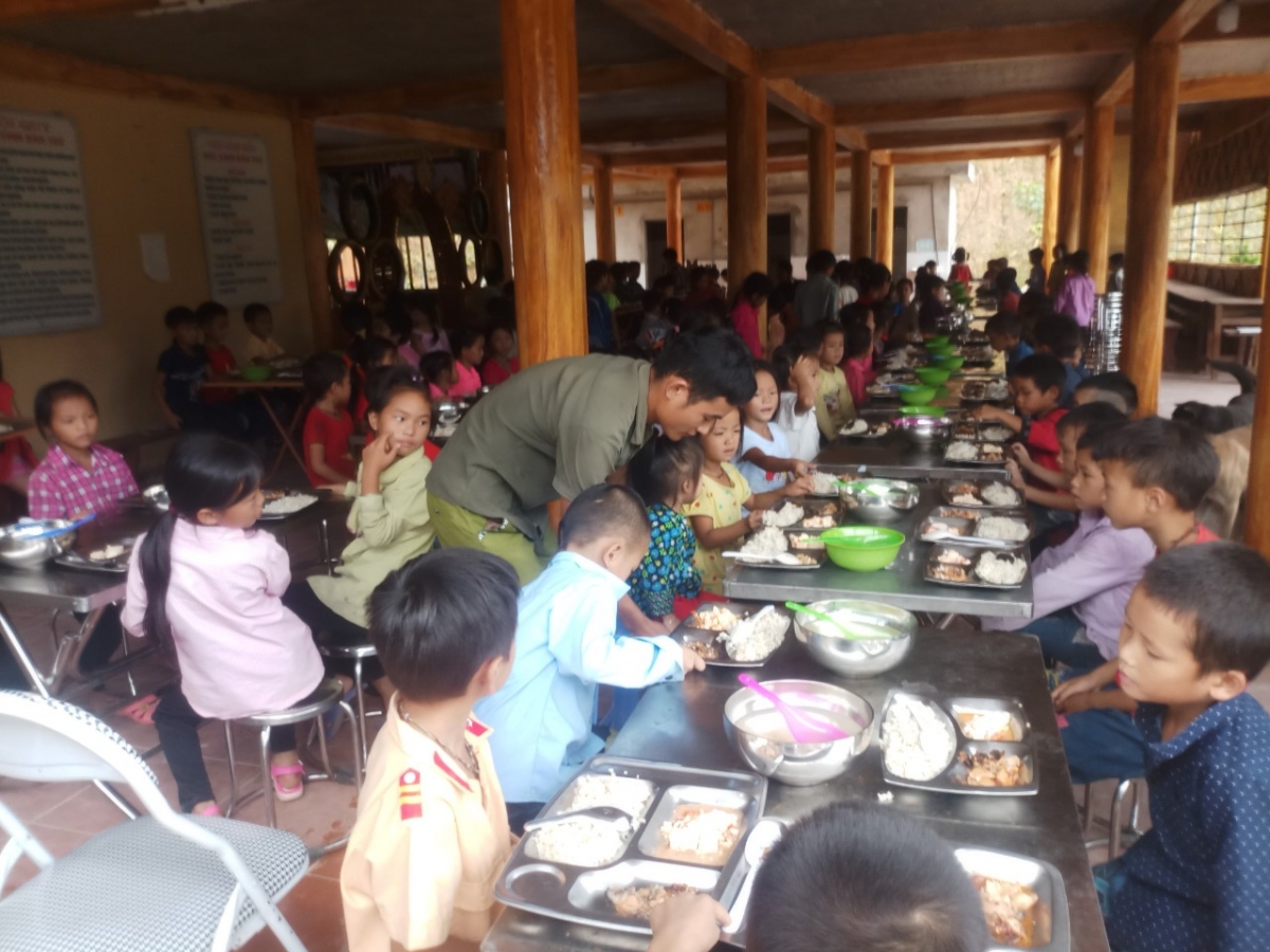 Bữa cơm ở tầng 1 nhà sàn kí túc xá