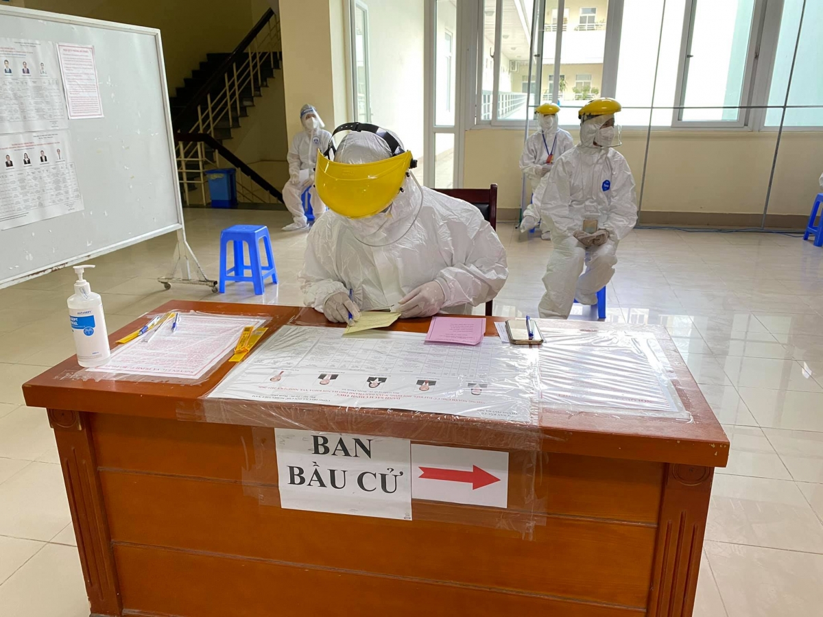 Đảm bảo mỗi người khi đi bầu cử đều mặc quần áo bảo hộ,
đeo khẩu trang, kính chắn giọt bắn và  giãn cách 3 mét.