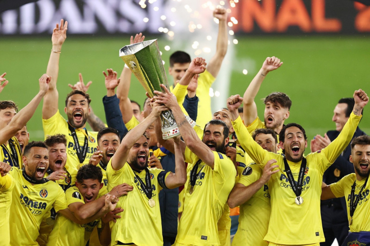 Cầu thủ Villarreal giương cao cúp vô địch Europa League 2020/21