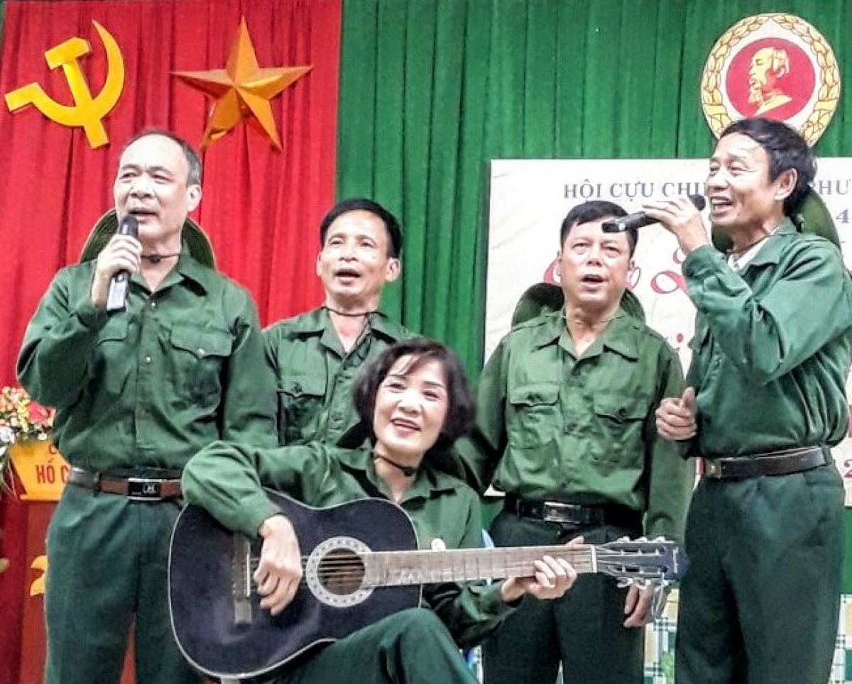 CCB Nguyễn Thị Xuân trong một buổi diễn văn nghệ