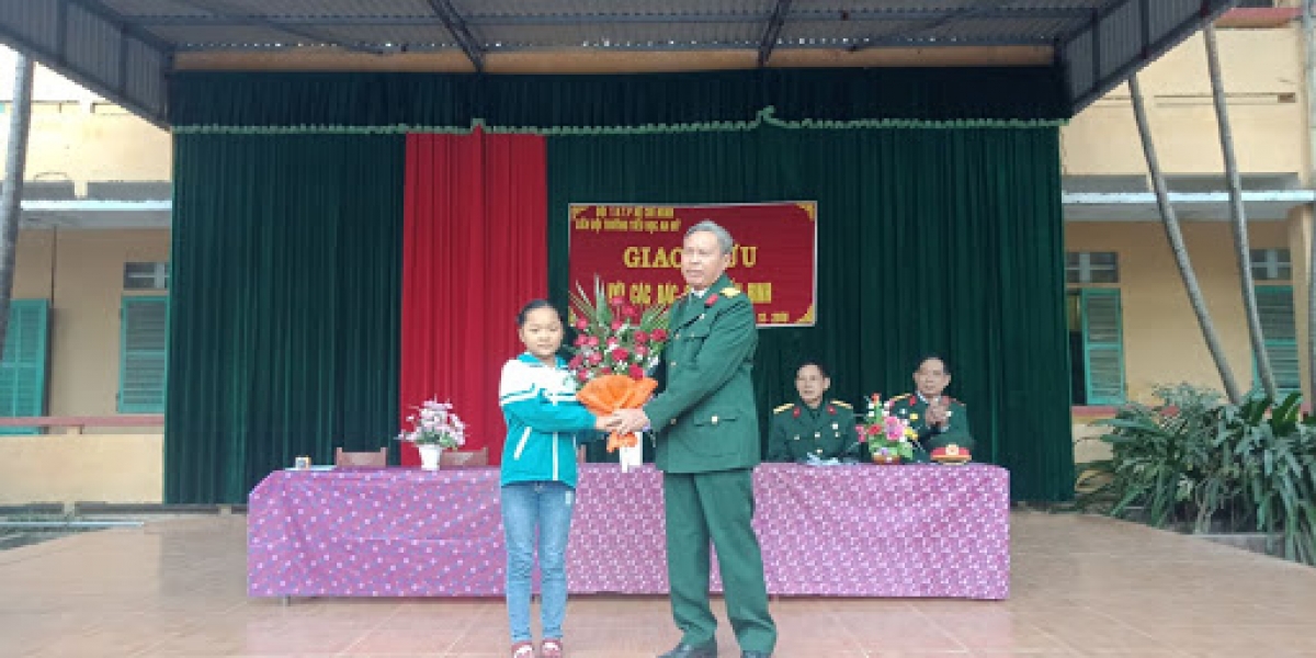 Học sinh giao lưu với các cựu chiến binh