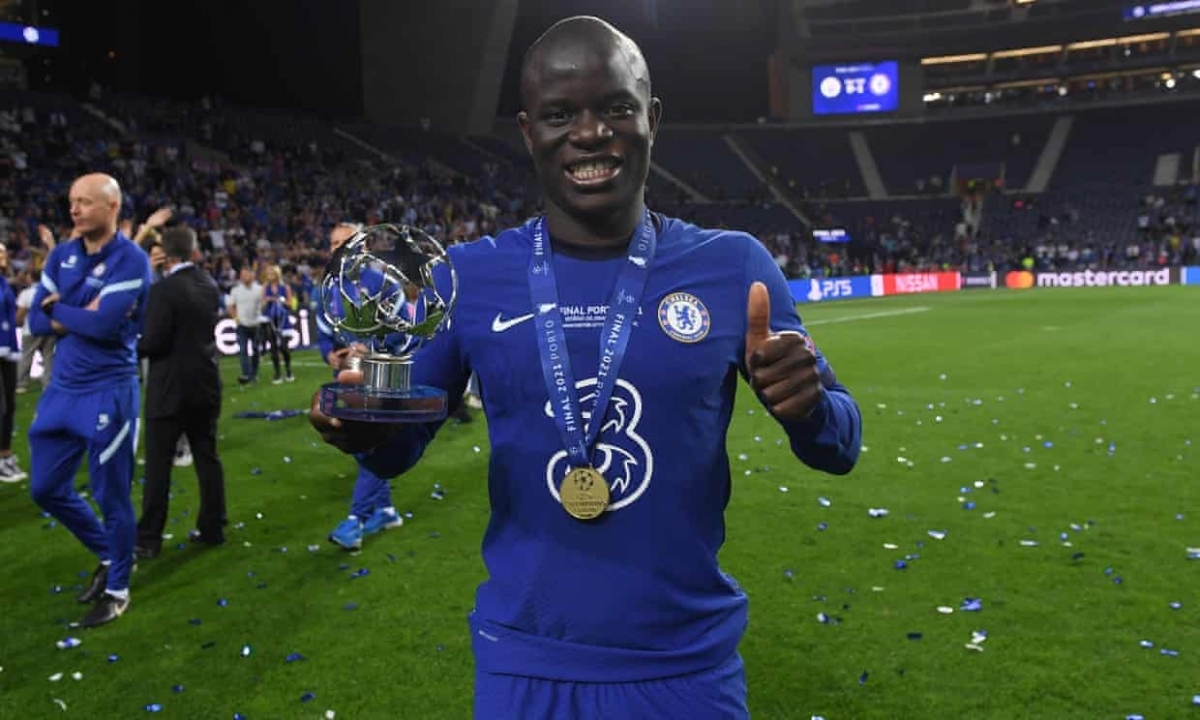 N’Golo Kante nhận danh hiệu Cầu thủ xuất sắc nhất trận chung kết Champions League 2020/2021. (Ảnh: Getty)