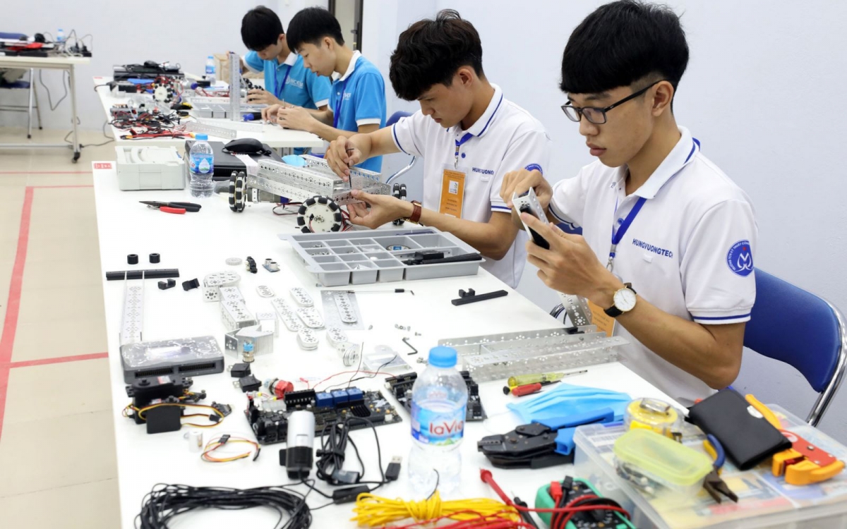 Học sinh có bằng THCS theo học trình độ trung cấp tại các cơ sở giáo dục nghề nghiệp nếu học đủ khối lượng văn hóa sẽ được cấp Giấy chứng nhận đủ yêu cầu khối lượng kiến thức văn hóa THPT để sử dụng trong việc theo học trình độ cao hơn của giáo dục nghề nghiệp và sử dụng trong trường hợp cụ thể theo quy định của pháp luật.
