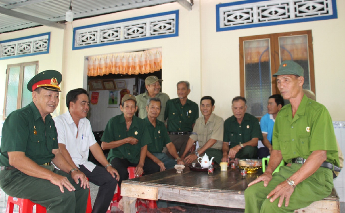 “Biệt đội cựu chiến binh vá đường” ở ấp Tấn Ngọc Đông, xã Ngọc Chánh, huyện Đầm Dơi