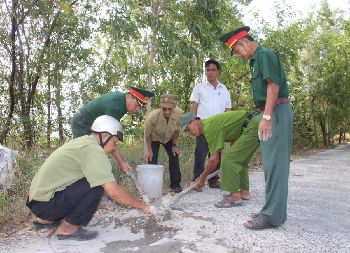 Biệt đội cựu chiến binh có mặt ở bất cứ tuyến lộ giao thông trong ấp xuất hiện "ổ gà, ổ voi"