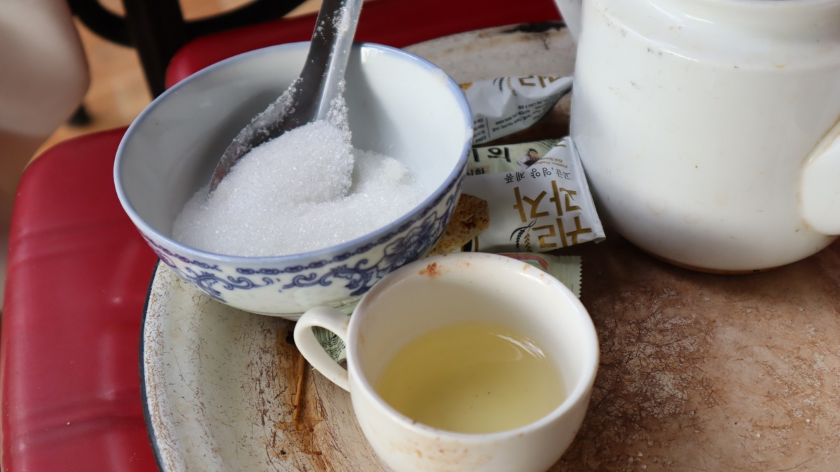 Mỗi ngày cụ Biện có thể ăn vài bát đường như vậy