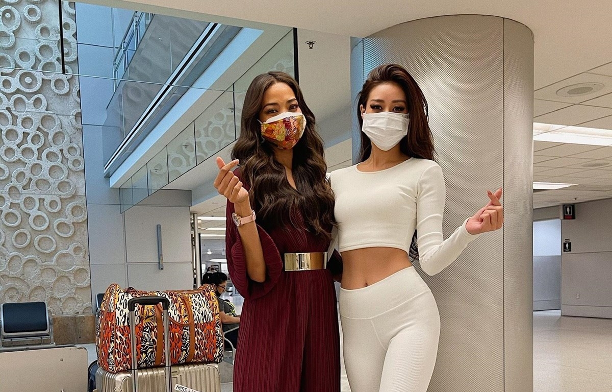 Lên đường tham dự cuộc thi giữa mùa dịch bệnh, Khánh Vân thể hiện sự tuân thủ nghiêm các qui định phòng dịch. Cô đeo khẩu trang ở mọi nơi, đặc biệt là khi tiếp xúc với người khác. Ảnh: Khánh Vân và đại diện Nhật Bản tại Miss Universe. 
 