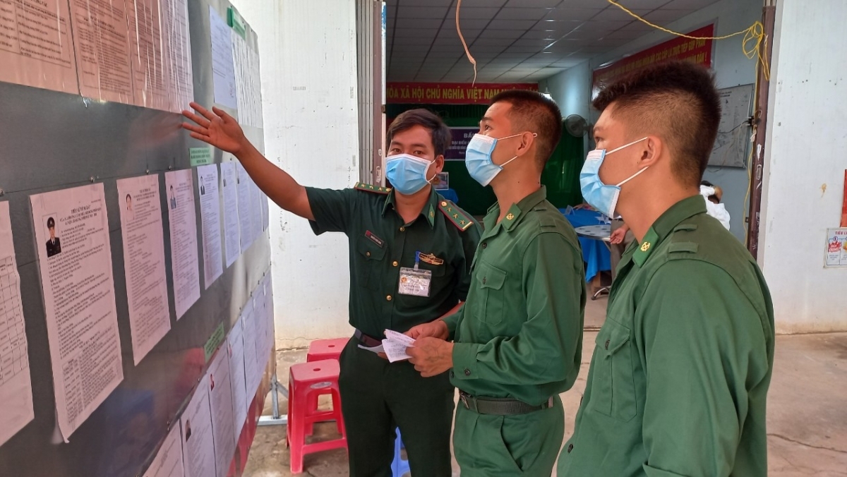 Các chiến sĩ biên phòng ở Long An tham gia bầu cử