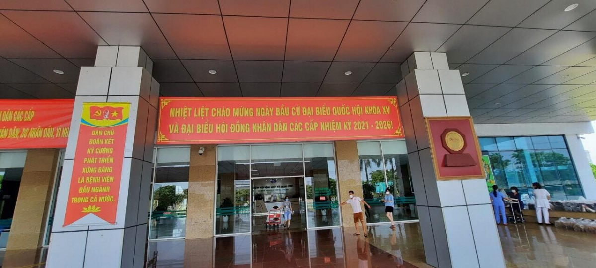 Sảnh ra vào tầng 1 của Bệnh viện Bệnh nhiệt đới TƯ