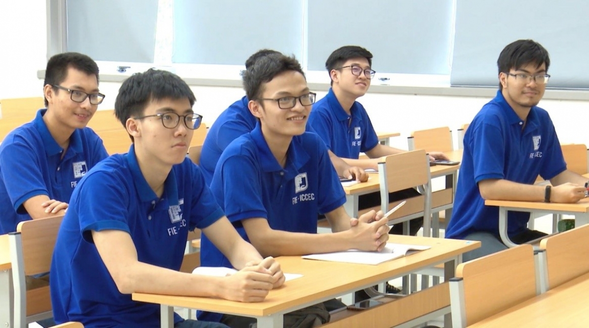 Hữu Ninh (ngoài cùng bên trái) cùng các bạn khóa 1 của Chương trình Liên kết đào tạo với ĐH Mississippi (Hoa Kỳ)
