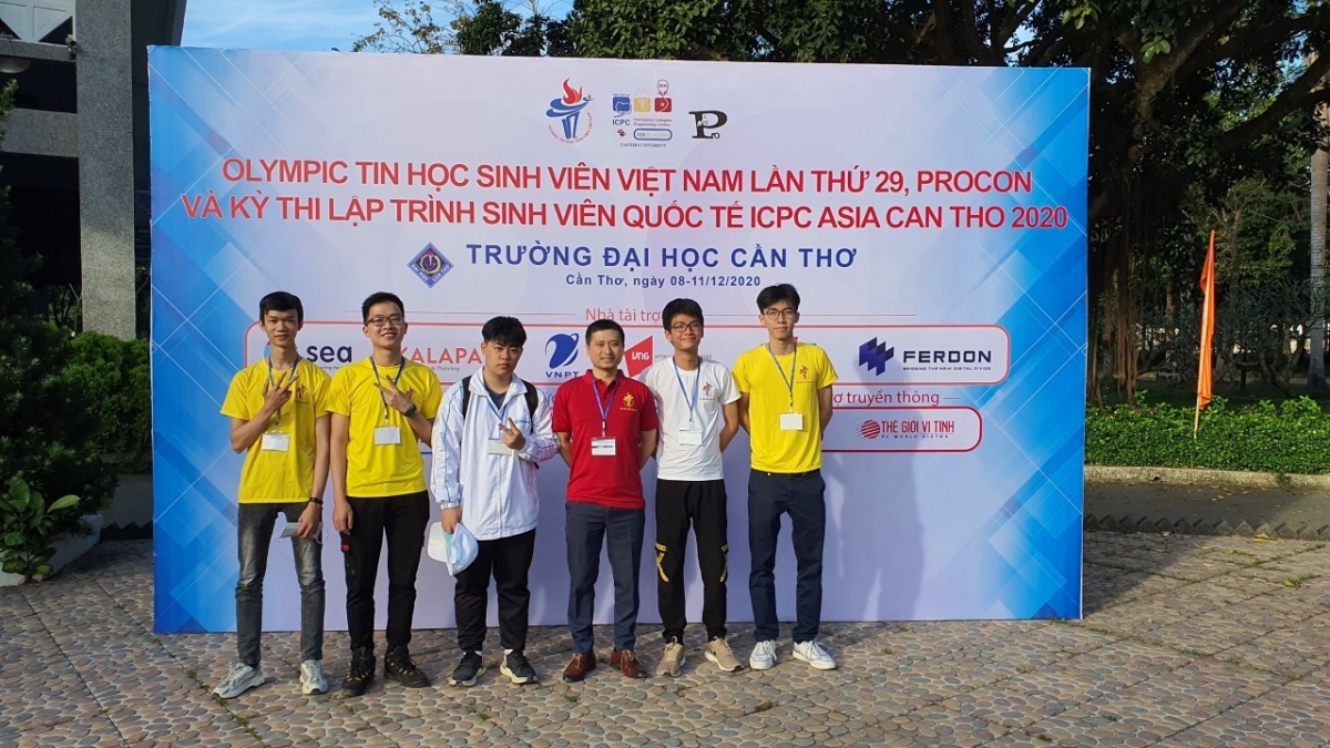 Văn Hữu Ninh ( ngoài cùng bên phải ) tham gia Olimpic Tin học sinh viên Việt Nam năm 2020 tại trường ĐH Cần Thơ ( tháng 12 năm 2020 )