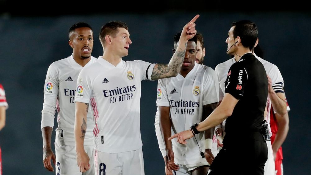 Các cầu thủ Real Madrid kịch liệt phản ứng với quyết định của trọng tài Martinez, cho Sevilla được hưởng quả 11m