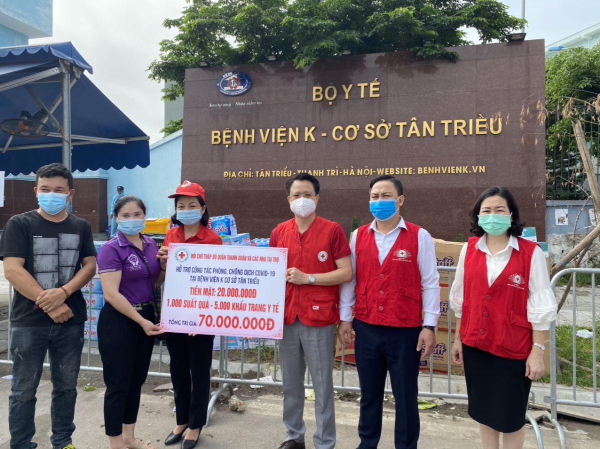 Các cán bộ Hội CTĐ quận Thanh Xuân và nhà tài trợ tham gia đoàn công tác của Trung ương Hội CTĐ Việt Nam
