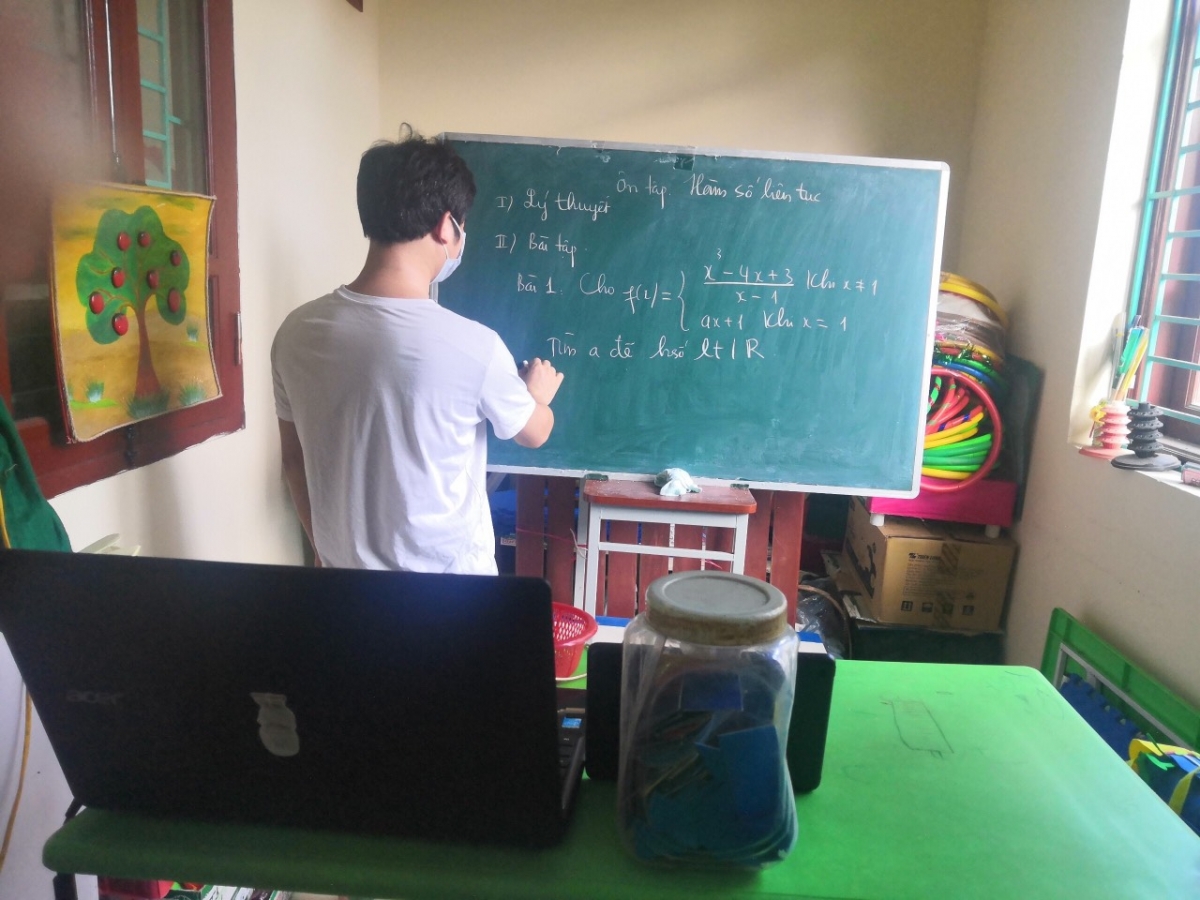 Thầy Nguyễn Hữu Sơn giảng bài từ khu cách ly