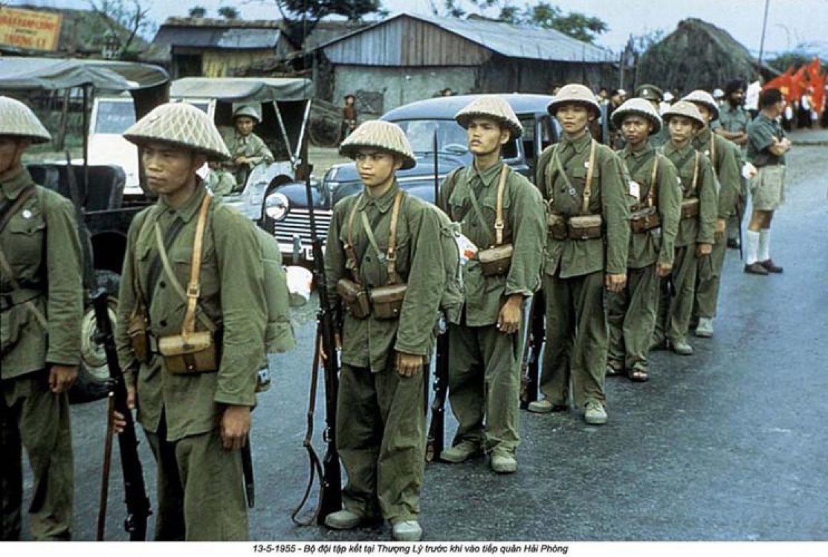 Những người lính “Bộ đội cụ Hồ” tiến vào tiếp quản Hải Phòng từ tay quân đội Pháp vào ngày 13/5/1955. Kể từ đó, ngày này cũng được lấy làm ngày giải phóng thành phố. Nguồn ảnh: Flickr.