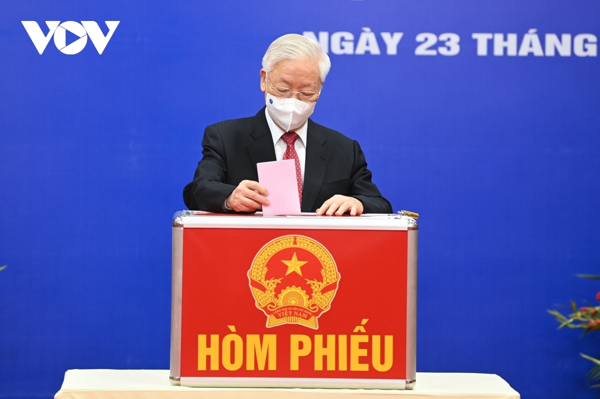 Tổng Bí thư Nguyễn Phú Trọng bỏ phiếu bầu cử tại khu vực bỏ phiếu số 4, phường Nguyễn Du,
Quận Hai Bà Trưng, Hà Nội