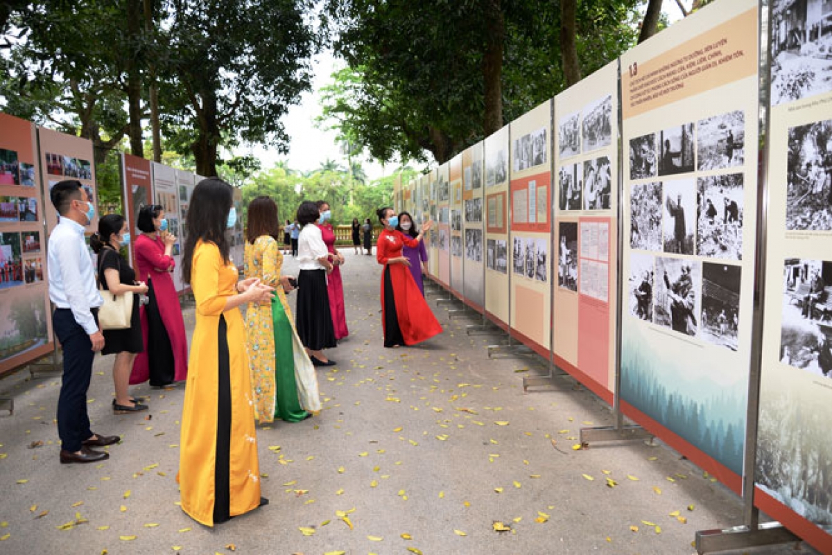 Du khách tham quan trưng bày