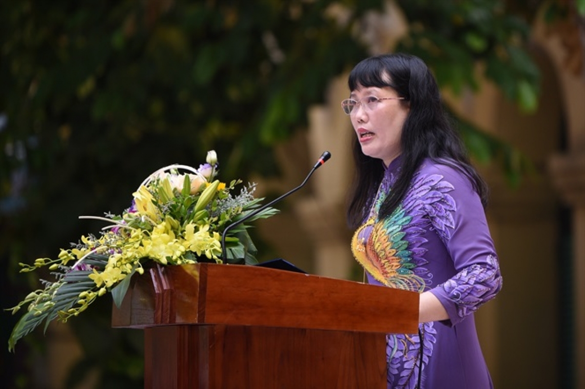 TS. Nguyễn Bội Quỳnh, Hiệu trưởng trường THPT Việt Đức cho rằng, học sinh cứ yên tâm nghỉ hè sớm. Khi nào dịch Covid-19 được kiểm soát hoàn toàn, các em trở lại trường thì nhà trường sẽ ôn tập và tổ chức thi học kỳ cho các em.