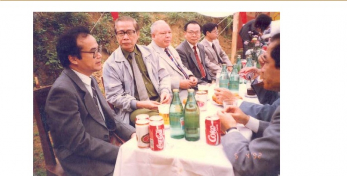 Thủ tướng Võ Văn Kiệt (thứ 2, áo khoác xám từ trái sang) tại buổi Lễ khởi công đường dây 500kV