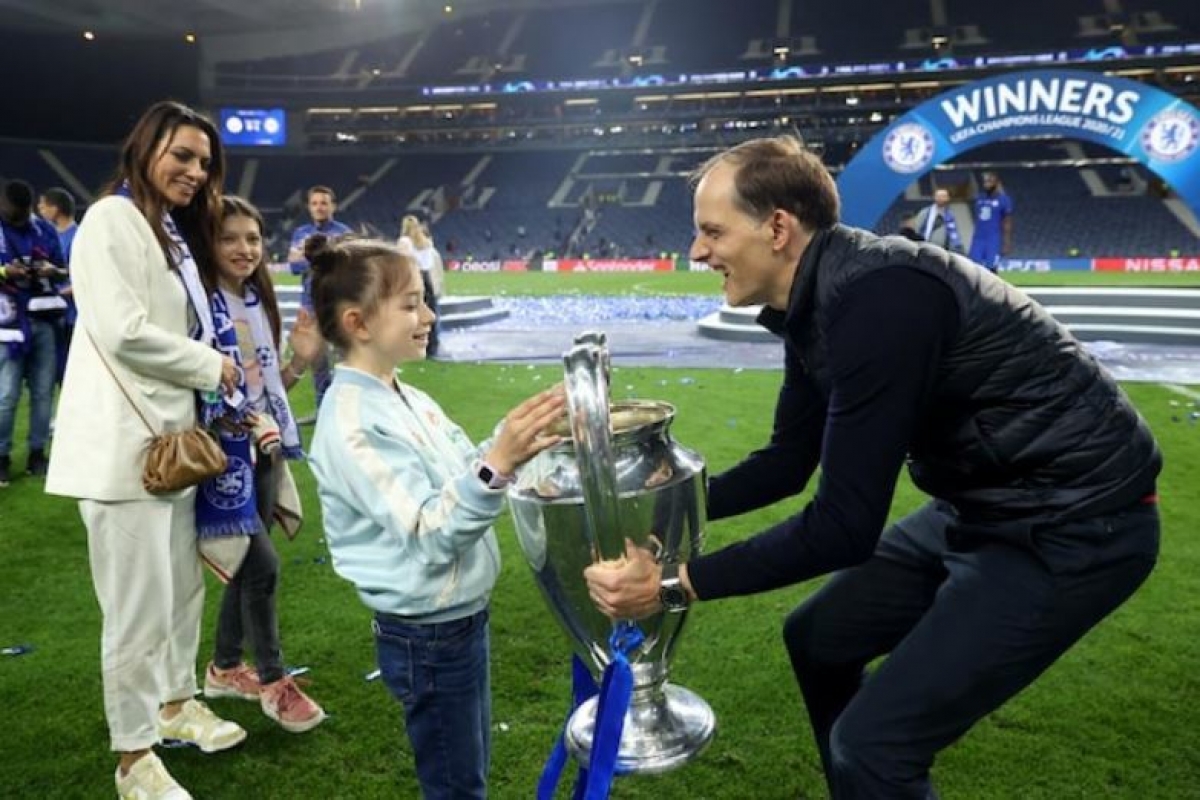 HLV Thomas Tuchel ăn mừng cùng vợ Sissi và hai con gái