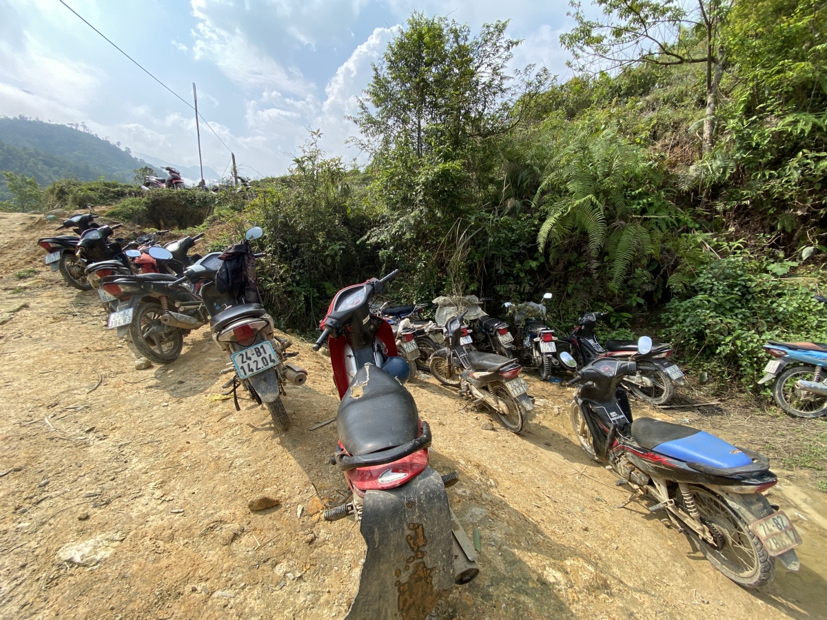 Từng đoàn xe máy ở cửa rừng, từng đoàn người đi vào vùng lõi Vườn Quốc gia vác gỗ quý ra, khiến người ta đặt vấn đề Lực lượng bảo vệ rừng ở đâu (Ảnh: Nhóm phóng viên)