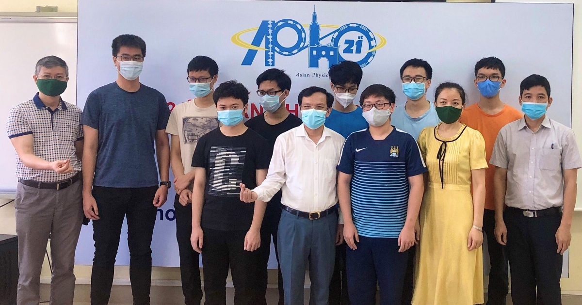 PGS.TS Mai Văn Trinh, Cục trưởng Cục Quản lý chất lượng (Bộ GD-ĐT) chúc mừng đội tuyển quốc gia Việt Nam dự thi Olympic Vật lí Châu Á - Thái
Bình Dương (APhO) năm 2021.