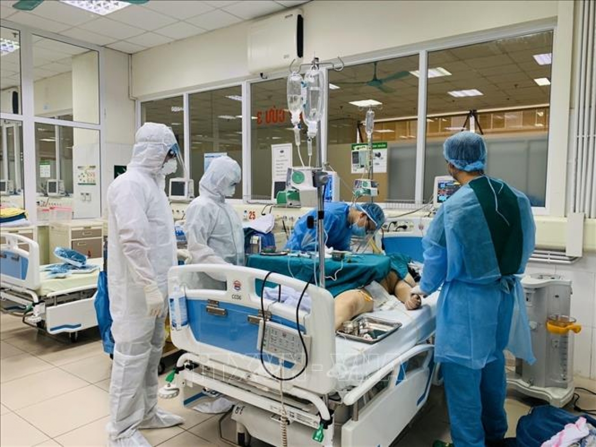 Các bác sỹ Bệnh viện Bệnh nhiệt đới Trung ương tiến hành lọc máu cho một bệnh nhân Covid-19 nặng