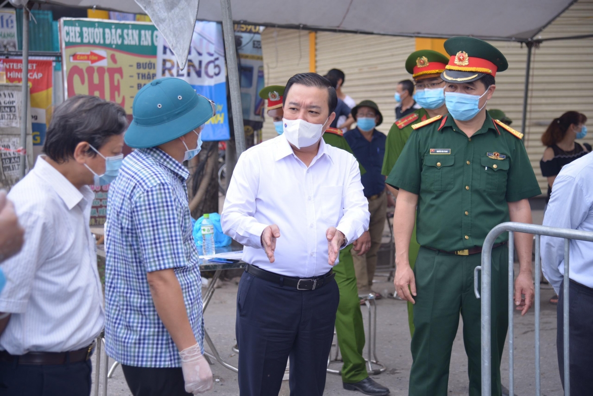 Ông Chử Xuân Dũng - Phó Chủ tịch UBND TP Hà Nội
kiểm tra công tác phong tỏa tại xã Tô Hiệu, huyện Thường Tín, Hà Nội.