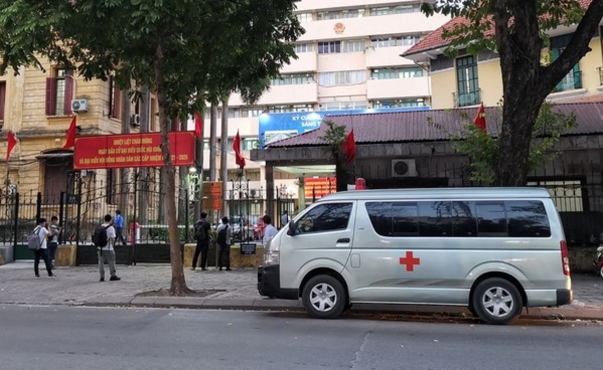 Lực lượng y tế có mặt tại trụ sở Bộ GTVT