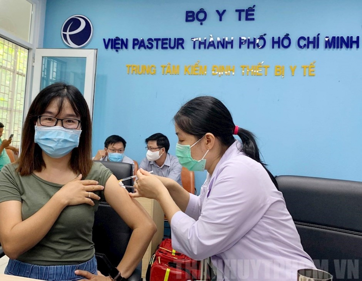 TP HCM khẩn trương tiêm vắc xin COVID-19