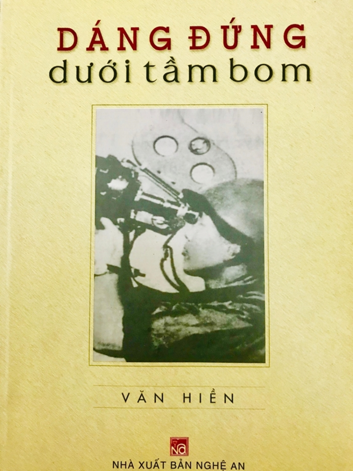 “Dáng đứng dưới tầm bom” là một trong những cuốn sách
tập hợp chân dung các nhà báo liệt sĩ