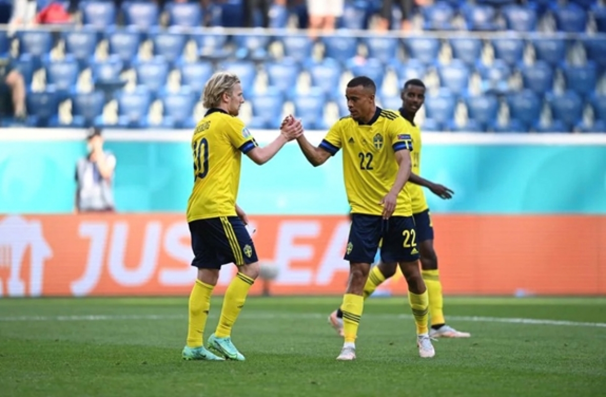 Emil Forsberg ăn mừng bàn thắng cùng các đồng đội. Ảnh: UEFA