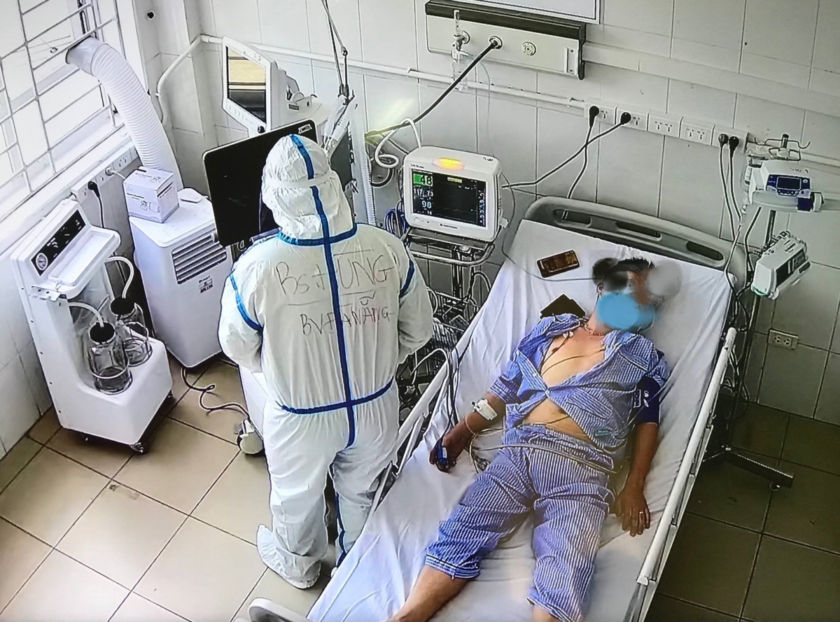 Một trong số những bệnh nhân nặng vừa được chuyển đến Trung tâm Hồi sức tích cực