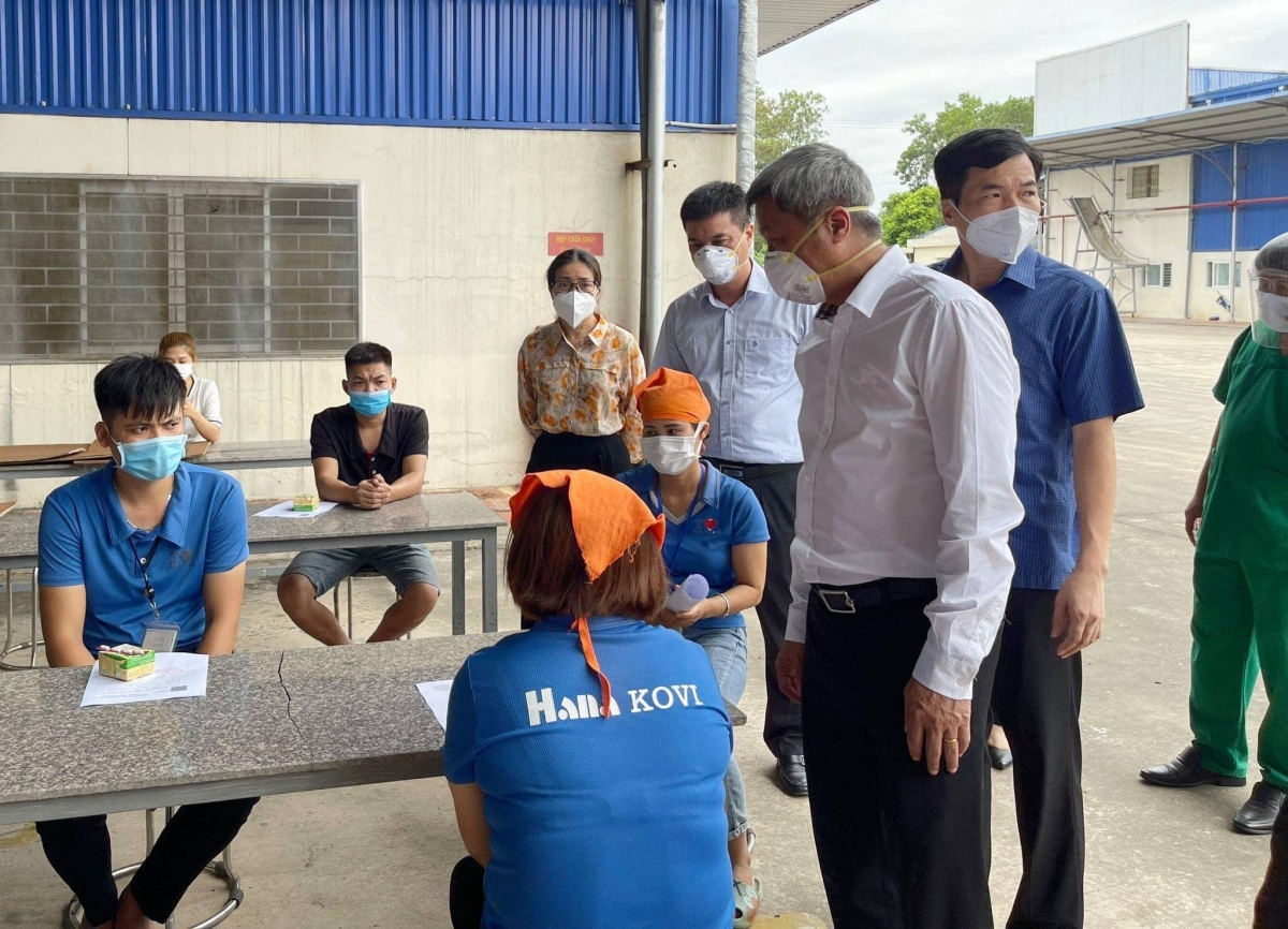 Thứ trưởng Nguyễn Trường Sơn thăm hỏi công nhân sau khi tiêm