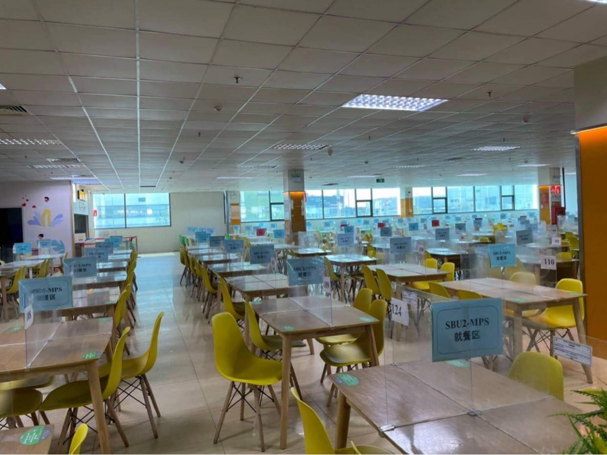 Khu nhà ăn được thực hiện giãn cách đảm bảo an toàn phòng chống dịch