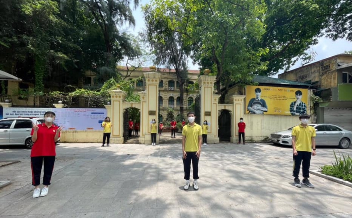 Khi đến địa điểm thi làm bài thi, thí sinh phải giữ khoảng cách đảm bảo phòng chống dịch Covid-19 (Hình ảnh điểm thi trường THPT Việt Đức)