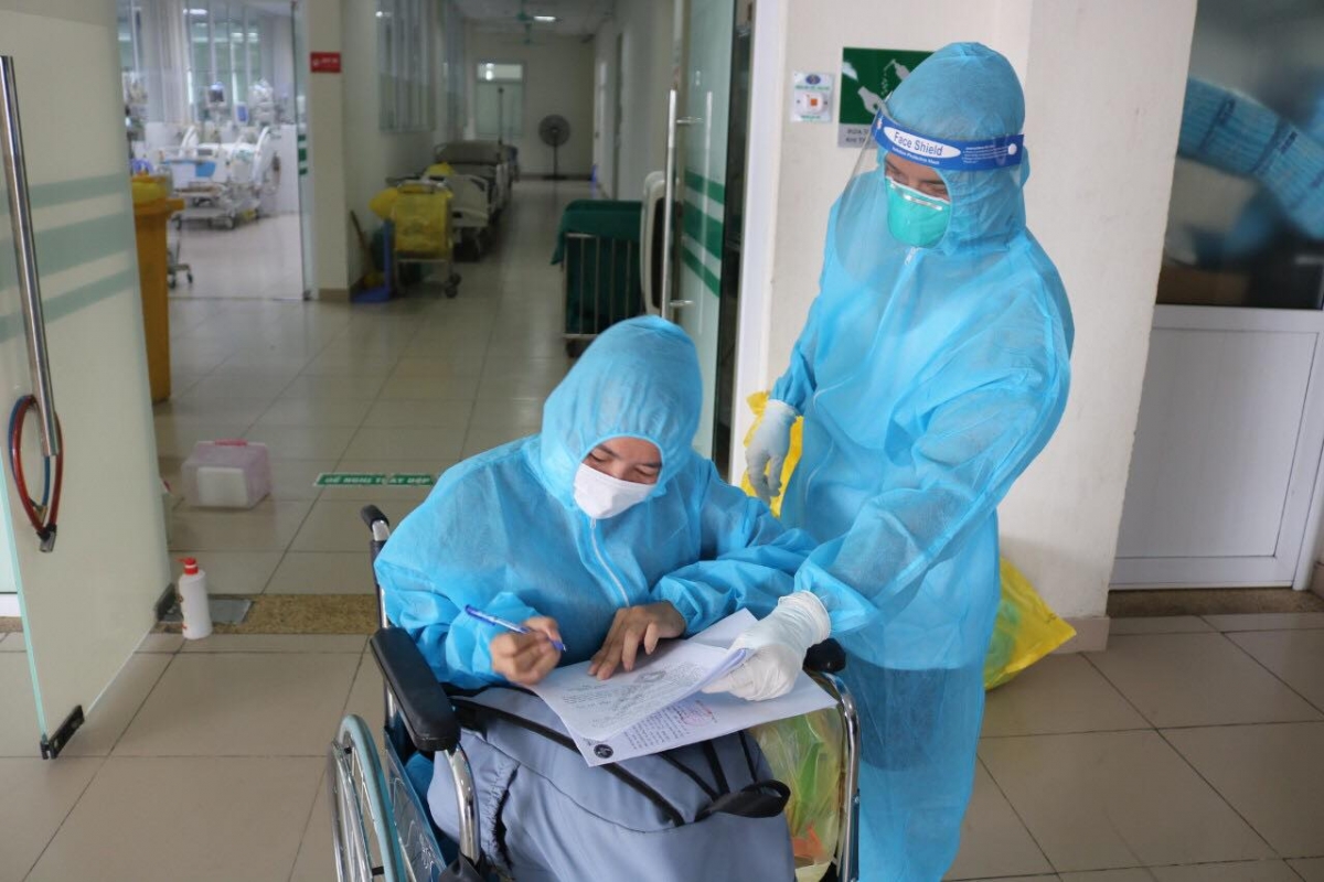 Bệnh nhân làm thủ tục xuất viện