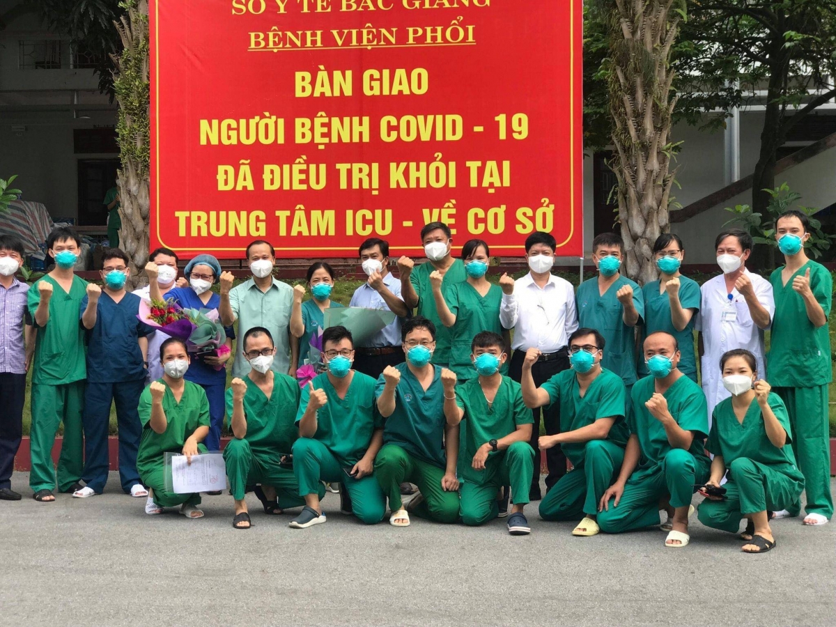 Đội ngũ y bác sĩ điều trị bệnh nhân nặng tại BV Phổi Bắc Giang