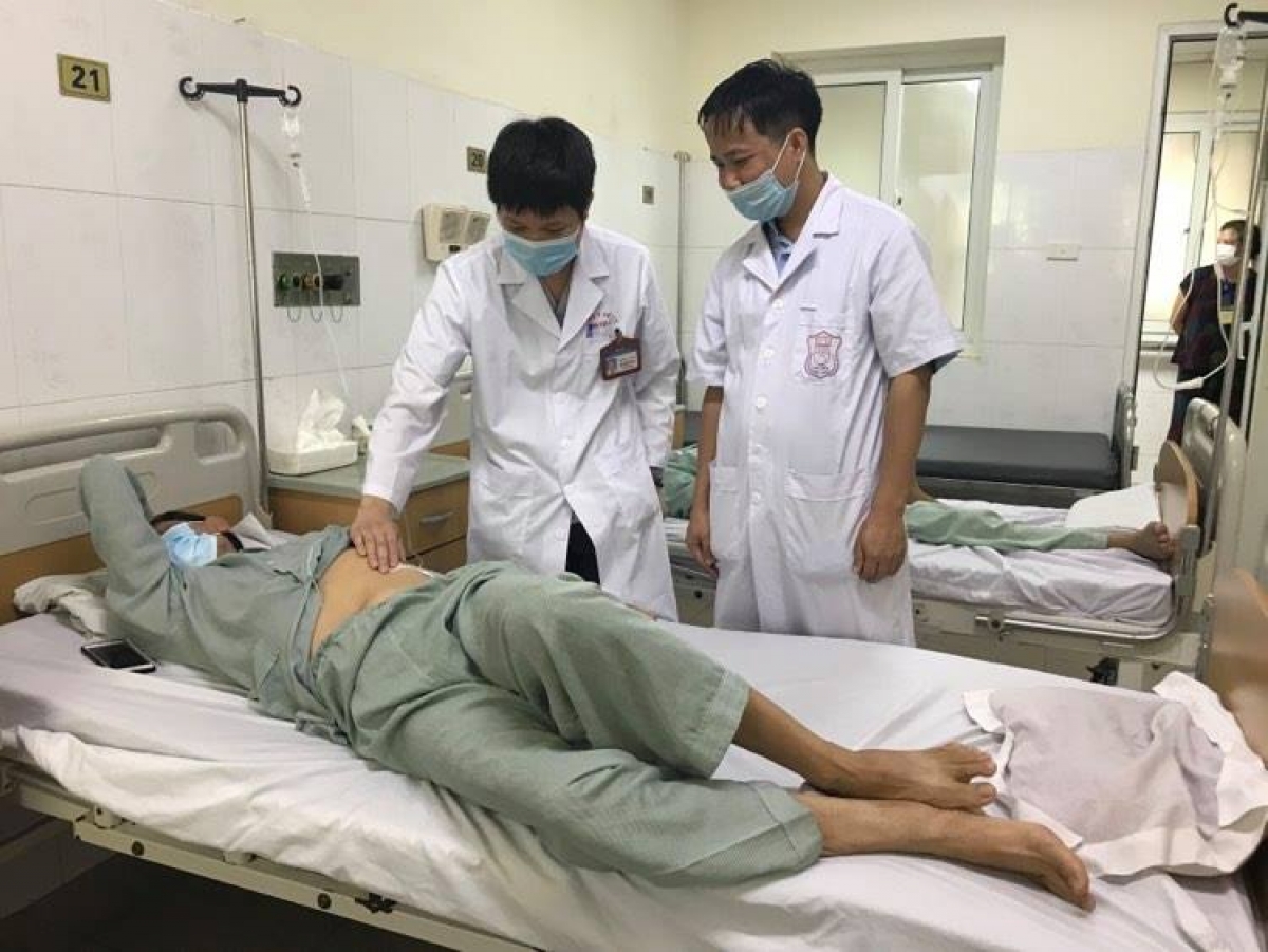 TS Đỗ Trường Sơn, Khoa Ngoại tổng hợp và BS Nguyễn Đình Liên, Khoa Thận,Tiết niệu và Nam học, Bệnh viện E thăm khám cho bệnh nhân T sau phẫu thuât