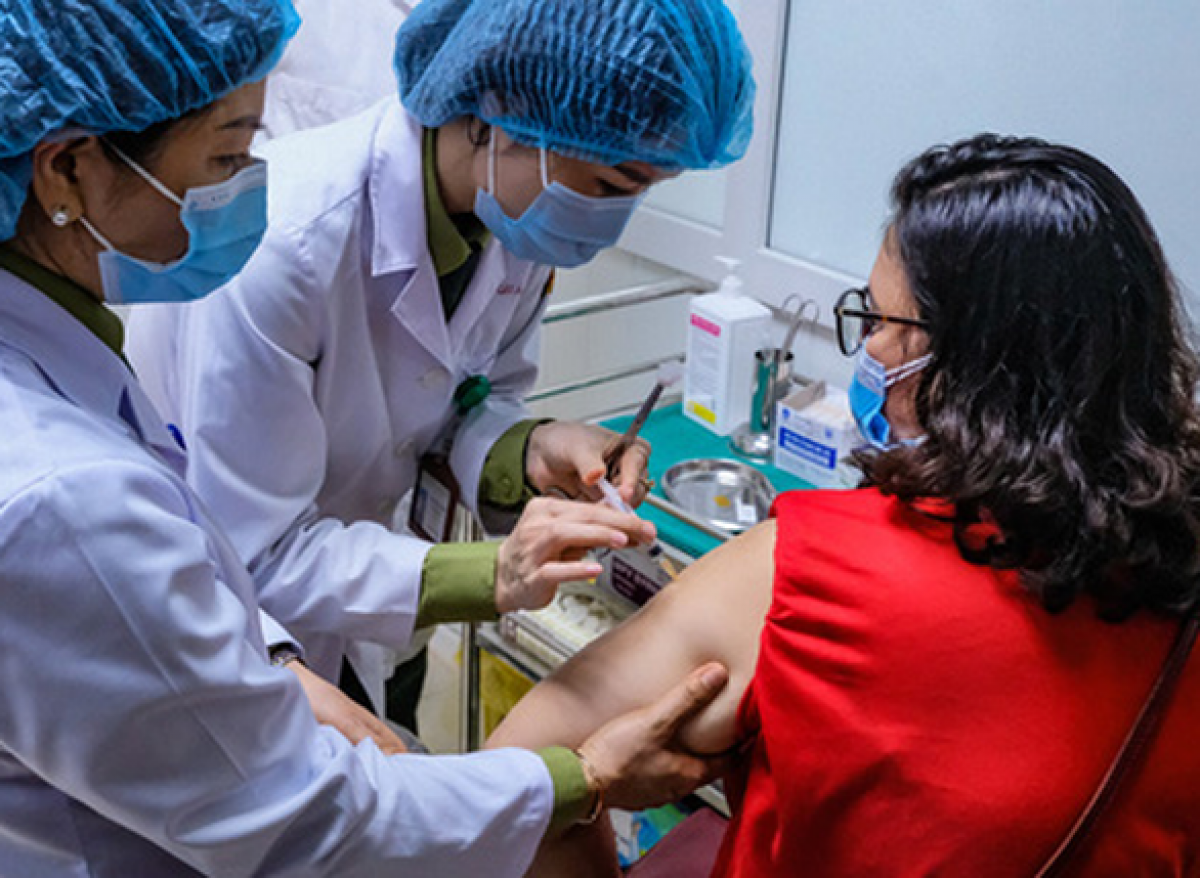 Tình nguyện viên tiêm thử nghiệm vaccine Nano Covax