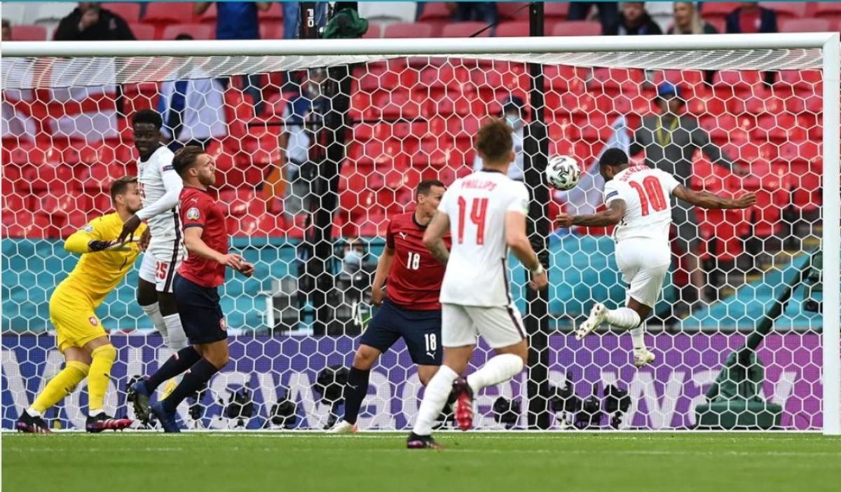 Sterling đánh đầu mở tỉ số cho ĐT Anh trong cuộc so tài với CH Séc. Ảnh: uefa.com