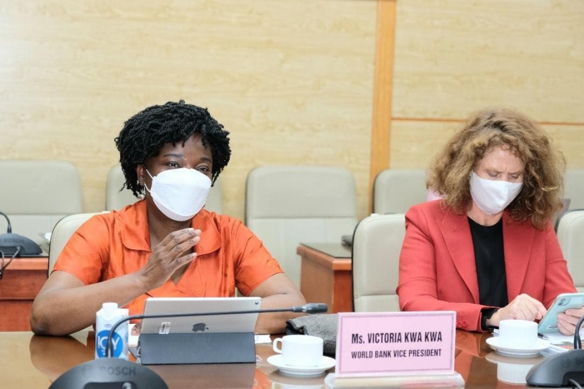 Bà Victoria KwaKwa (trái) và bà Carolyn Turk (phải)