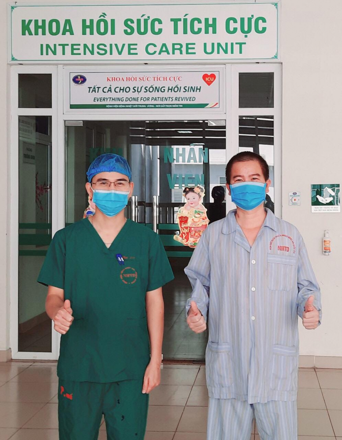 Anh N.H.G ra viện trong niềm hân hoan, hạnh phúc của toàn thể thầy thuốc khoa Hồi sức tích cực