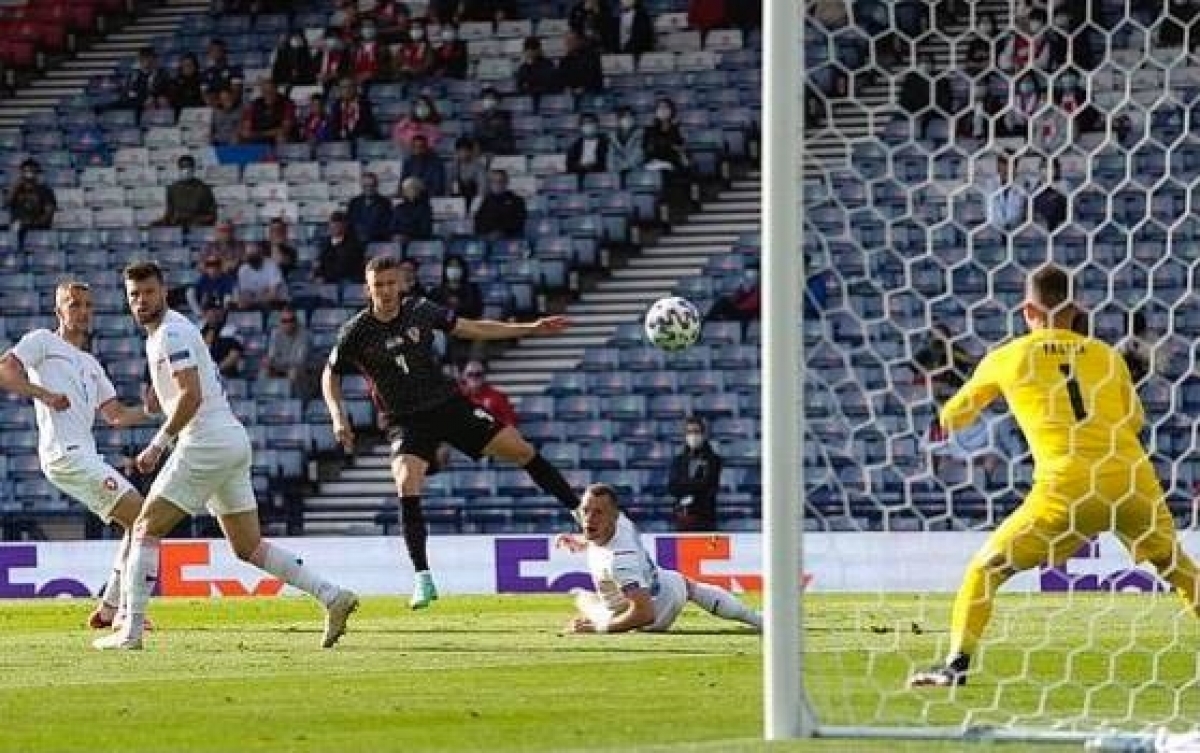 Ivan Perisic có pha cứa lòng đẹp mắt gỡ hòa cho các cầu thủ Croatia Ảnh: Getty