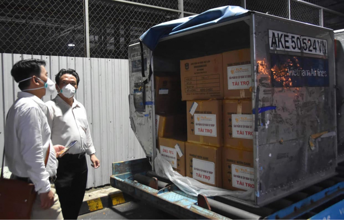 Trung tâm kiểm soát bệnh tật TP.HCM kiểm tra thông tin của lô hàng 500.000 bộ bơm kim tiêm