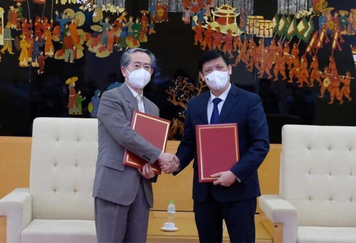 Ngài Hùng Ba, Đại sứ đặc mệnh toàn quyền nước CHND Trung Hoa trao lô hàng giúp đỡ Chính phủ và nhân dân Việt Nam phòng chống dịch