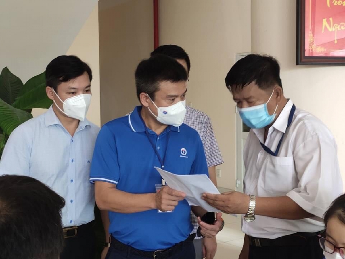 Ông Đỗ Trường Duy, Phó Cục trưởng Cục Y tế Dự phòng kiểm tra công tác tiêm chủng tại các điểm tiêm ở TPHCM