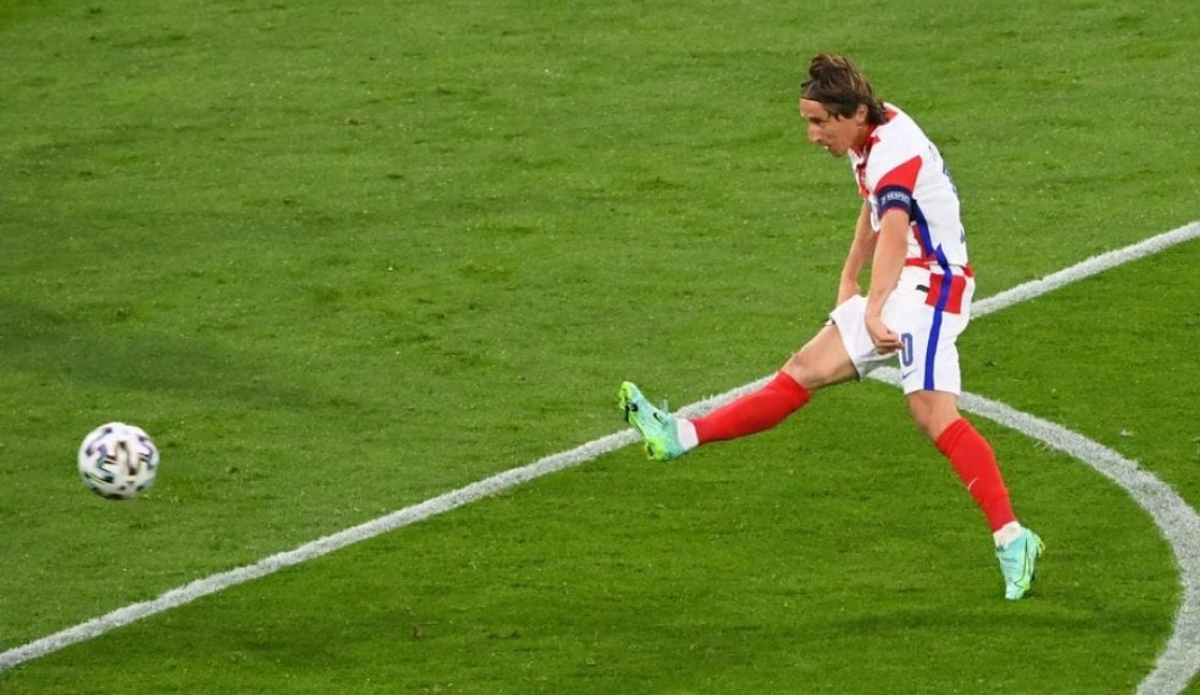 Cú vẩy má ngoài kĩ thuật của Modric nâng tỉ số lên 2-1