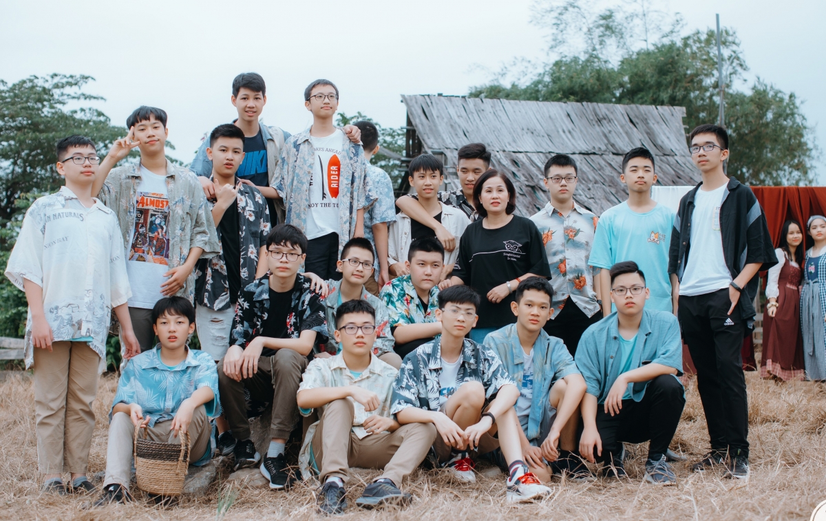 Bức ảnh kỷ yếu Trần Duy chụp cùng với cô giáo và bạn học lớp 9T4, trường THCS Đoàn Thị Điểm